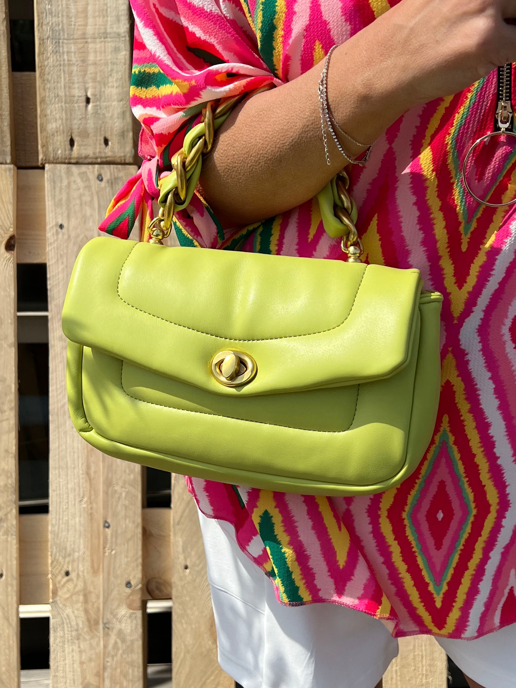 Seiya - Limegrön handväska med guldfärgad väv